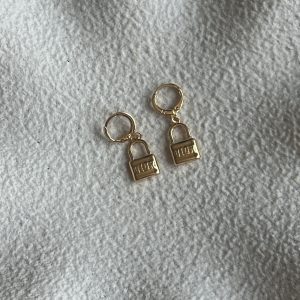 گوشواره قفل