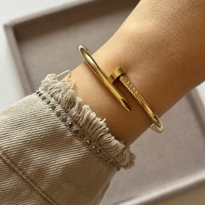 دستبند میخی طلایی