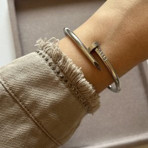 دستبند میخی نقره ای